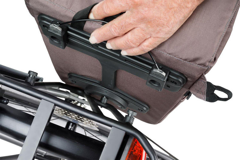 Load image into Gallery viewer, 18429 Basil Move commuter bicycle bag MIK studs br