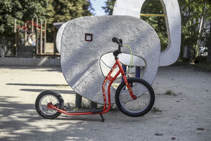 Load image into Gallery viewer, Yedoo Wzoom Emoji Scooter 16/12" Red - Lifestyle 2