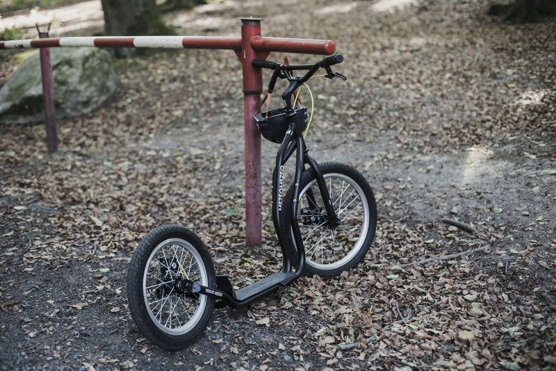 Load image into Gallery viewer, Yedoo RunRun Mezeq Scooter 20/16" Red - Lifestyle 1