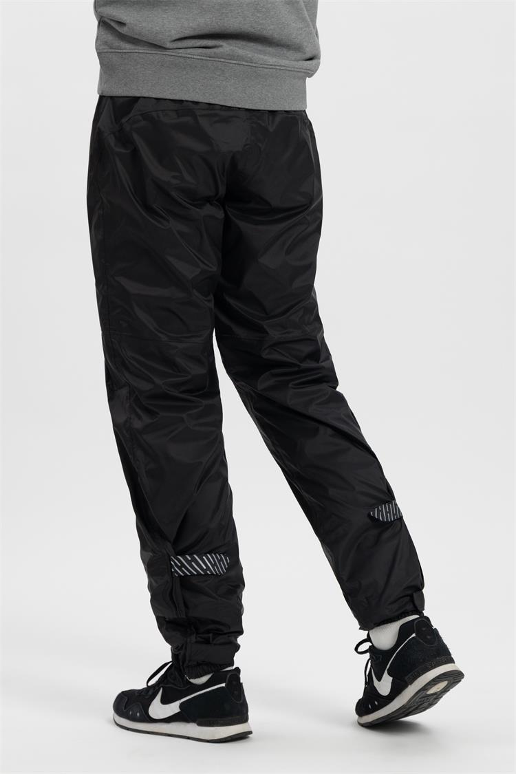 Load image into Gallery viewer, BBW-449_Rainshield_black_model-back-2