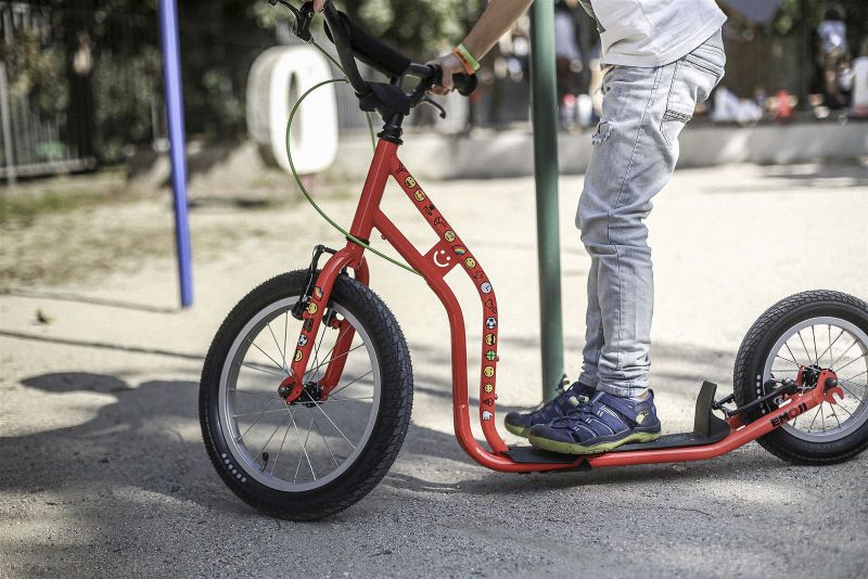 Load image into Gallery viewer, Yedoo Wzoom Emoji Scooter 16/12" Red - Lifestyle 1