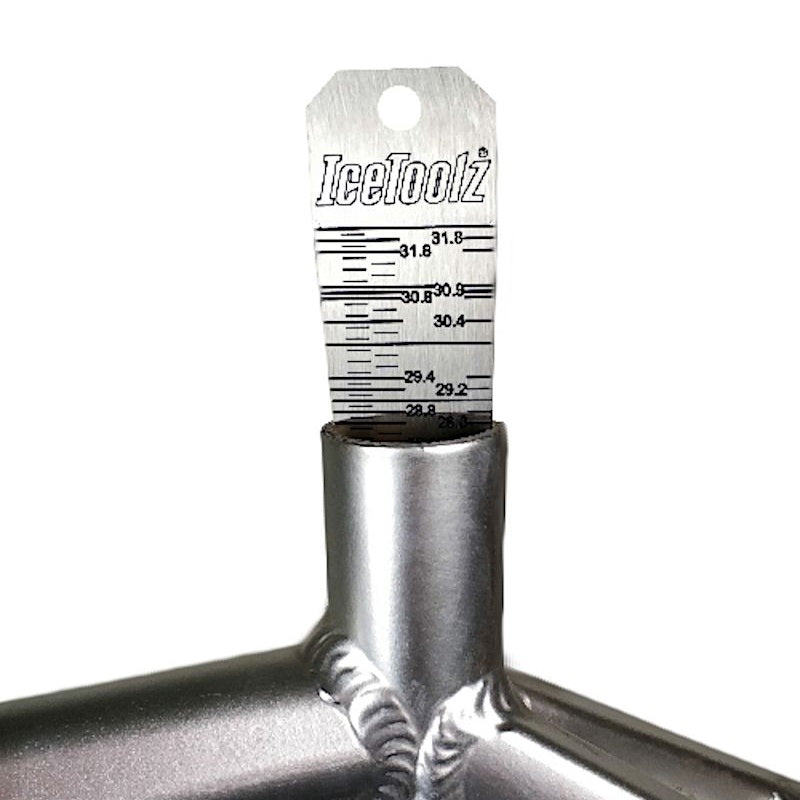 Load image into Gallery viewer, IceToolz &quot;The Wat&quot; Seat Tube Gauge - Use

