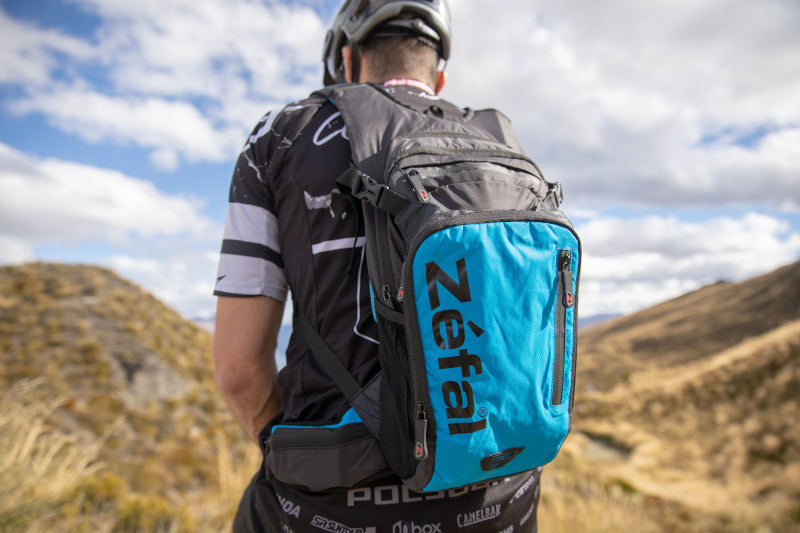 Load image into Gallery viewer, Zefal Z Hydro Enduro Hydration Bag Black/Blue - Use
