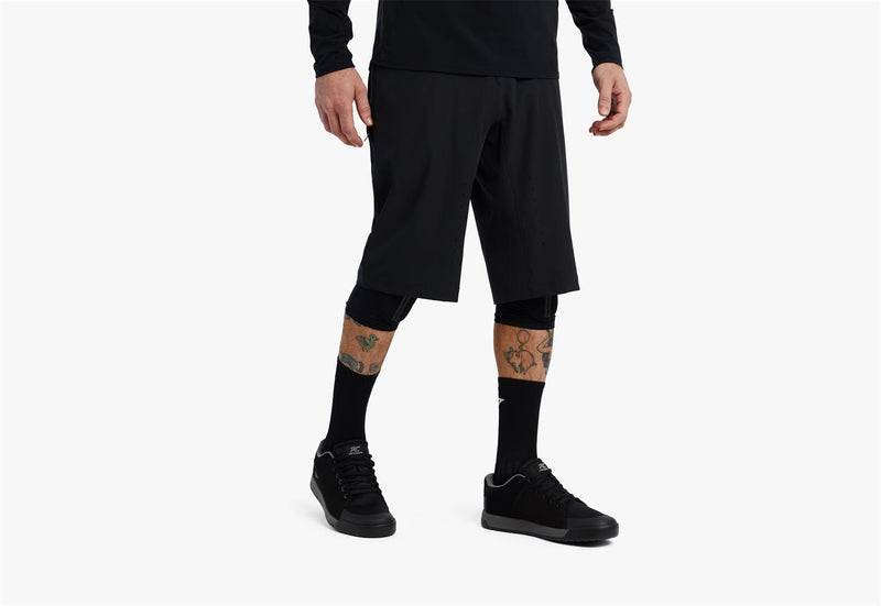 Load image into Gallery viewer, Traverse_Shorts_Black_rotation_1_pdp_3x
