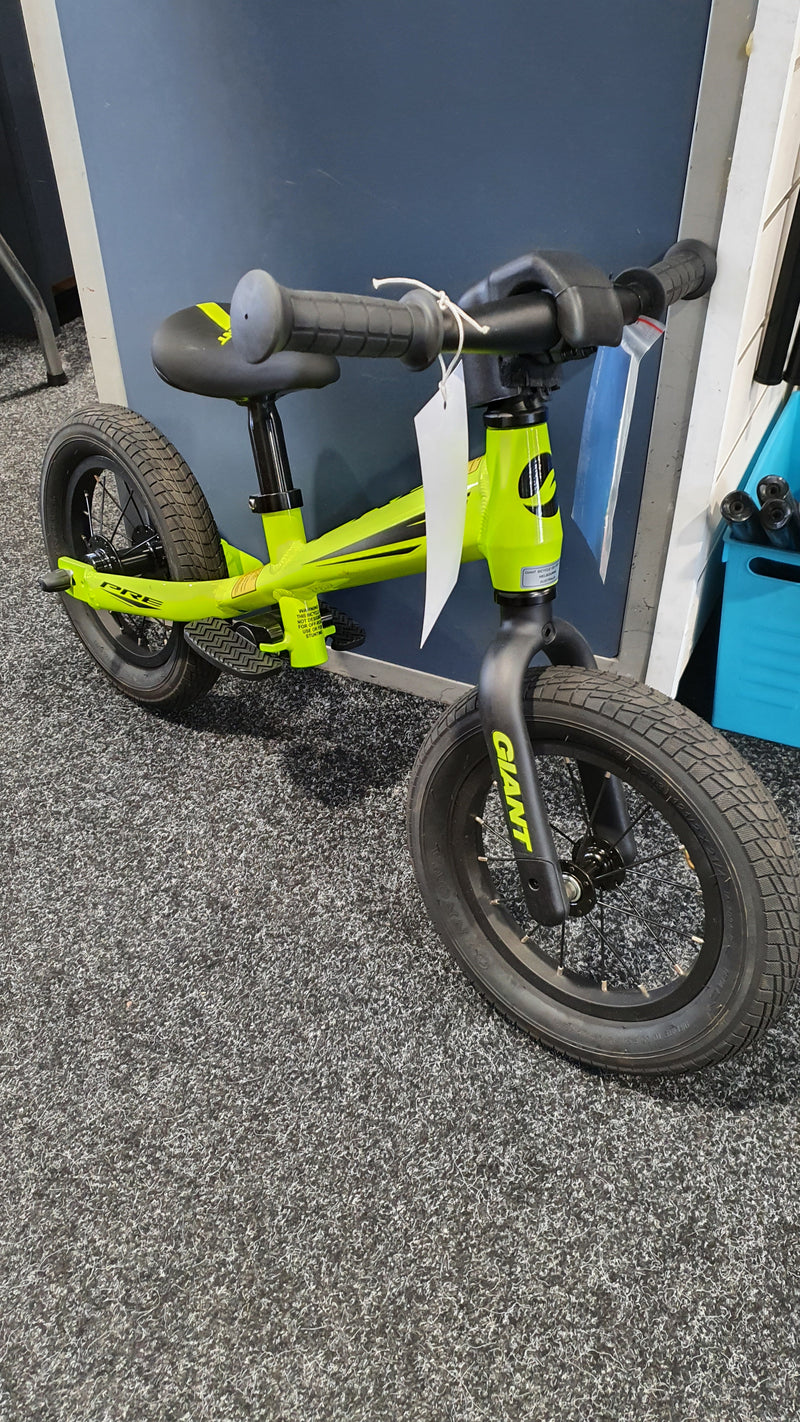 Load image into Gallery viewer, Giant Kids Balance Bike BYB 12&quot;
